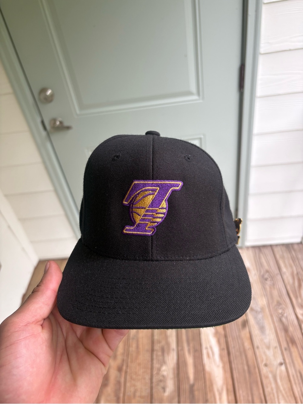 New Era Black Los Angeles Lakers Embroidered Logo Snapback